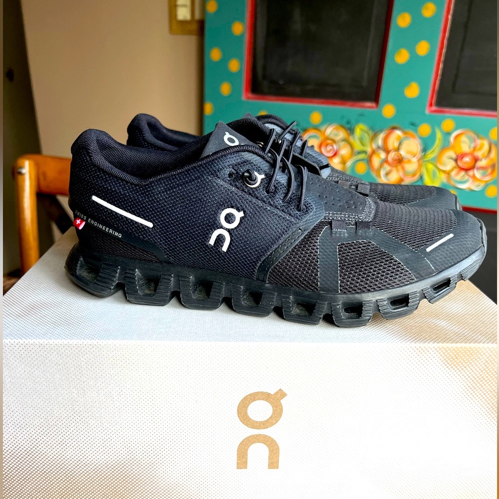 Women’s On Cloud shoes size 7
